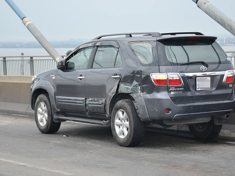 Chiếc xe ô tô bị hư hỏng ở phần đuôi sau va chạm 